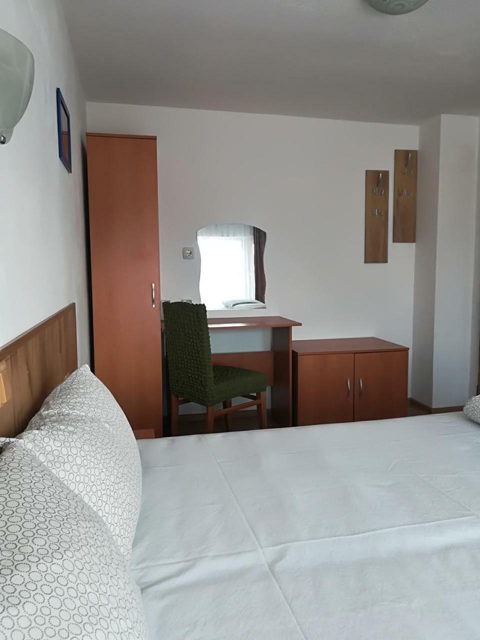 Family Hotel "May" ペトリチ エクステリア 写真